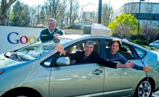 Le trio à la tête de Google: Larry Page, sur le siège du conducteur, Sergey Brin à l'arrière et Eric Schmidt, debout.