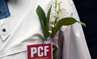 Un badge du PCF, le 1er mai 2015 à Rennes