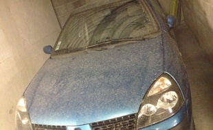 Les voitures sont recouvertes d'une couche de sable.