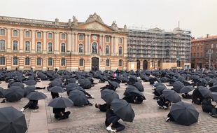 Vendredi, place du Capitole, les petits patrons de Toulouse se sont mobilisés pour dire qu'ils étaient essentiels.