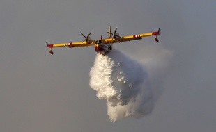 Un canadair en action. Credit:Mavila/SIPA