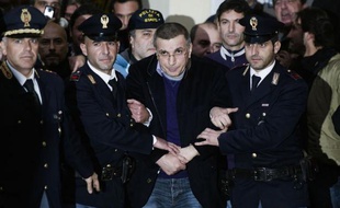 La police italienne a porté un coup très dur à la mafia napolitaine, la Camorra, avec l'arrestation mercredi de Michele Zagaria, le chef de son principal clan, les Casalesi, rendu célèbre par le livre de Roberto Saviano, "Gomorra", et le film du même nom.