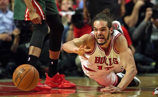 Joakim Noah lors du match entre les Chicago Bulls et les Milwaukee Bucks le 27 avril 2015.