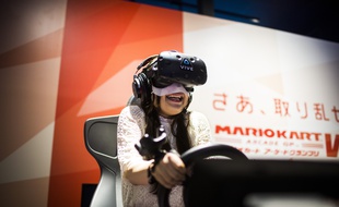 Une jeune femme joue à la version en réalité virtuelle de «Mario Kart», à la VR Zone de Shinjuku, à Tokyo.