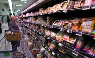 Des rayons d'un supermarché, le 18 août 2015 à Coutances, dans la Manche