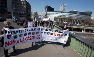 Manifestation de salariés de Radio France, devant la Maison de la Radio, à Paris, le 8 avril 2015.