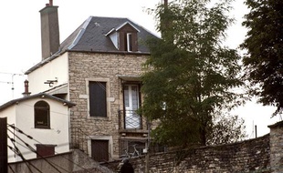 Vue de la maison où un homme armé, âgé d'une trentaine d'années, a séquestré les parents de son ex-concubine, venus récupérer ses affaires, avant de tuer sa belle-mère puis de se suicider le 6 août 2012 à Dijon (Côte-d'Or).