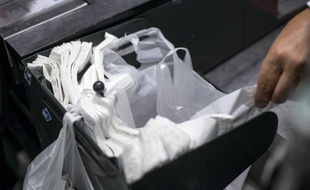 Des sacs plastiques dans un supermarché à Paris