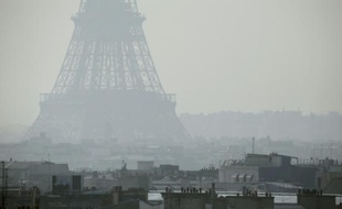 La Tour Eiffel aperçue à travers un nuage de pollution aux particules fines, le 14 mars 2014 à Paris