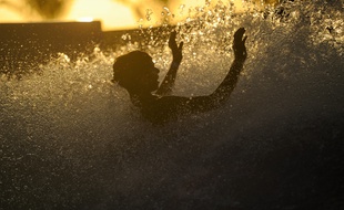 Un enfant dans une piscine.