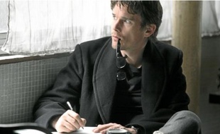 Ethan Hawke interprète dans La Femme du Vème un romancier américain.