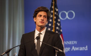 Jack Schlossberg, le petit-fils de JFK, lors de la remise du «Profile in Courage Award» à l'ancien président Barack Obama, à Boston, le 8 mai 2017