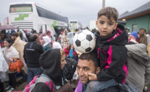 Des migrants arrivent à la frontière austro-hongroise, près de Nickelsdorf, le 5 septembre 2015