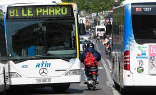 Bus et cyclomoteurs sur la canebière, à Marseille, le 27 avril 2012.