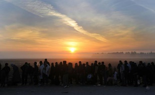 Des migrants et réfugiés attendent de traverser la frontière entre la Grèce et la Macédoine, près du village d'Idomeni, au nord de la Grèce, le 30 octobre 2015