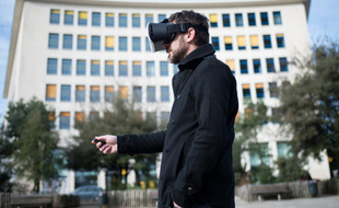 Illustration d'un homme utilisant la réalité virtuelle.