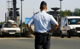 Un CRS de l'A13 a été mis en examen à Versailles (Yvelines) pour "exhibition sexuelle" et "corruption passive" et écroué mardi, après avoir réclamé des faveurs sexuelles contre la promesse d'effacer des procès-verbaux, a indiqué mercredi le parquet.