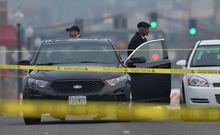 La police sur les lieux où deux policiers ont été blessés, devant le commissariat de Ferguson, le 12 mars 2015
