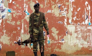 Des cordes reliées à des arbres délimitent un tronçon routier interdisant le passage devant la maison de l'ex-Premier ministre Carlos Gomes Junior, arrêté à Bissau où des habitants "ont peur des militaires" après un nouveau coup d'Etat qui a décapité l'exécutif jeudi.