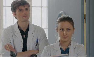 Jimmy (Raphaël Quenard) et Sheila (Tiphaine Daviot), les internes de «HP».
