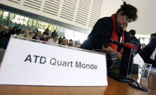 Un stand d' ATD Quart Monde. Illustration.