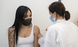 Une femme se fait vacciner contre le Covid-19 à Nice