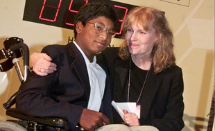 L'actrice Mia Farrow et son fils Thaddeus en 2000