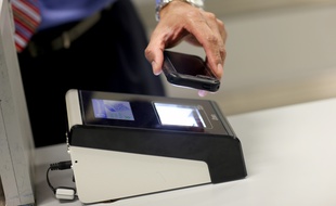 Démonstration dans un aéroport américain de l'application permettant de scanner les passeports des voyageurs.