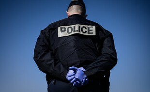 Un policier, de dos. (illustration)