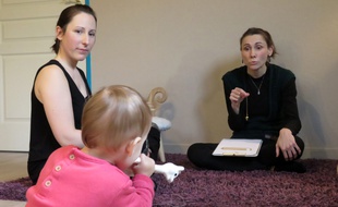 Sabrina (à droite) se sert d'un pendule pour écouter la parole des bébés.