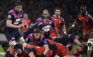 Le troisième ligne du Stade Toulousain François Cros (casqué, au sol) lors du match de Top 14 contre le Stade Français, le 27 mars 2016 au Stadium de Toulouse.