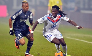 Bafétimbi Gomis et Jordan Ayew lors du match entre Lyon et Marseille le le 15 décembre 2013.