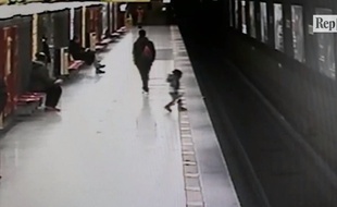 Capture d'écran de la vidéo, montrant l'enfant sauvé in extremis dans le métro milanais.
