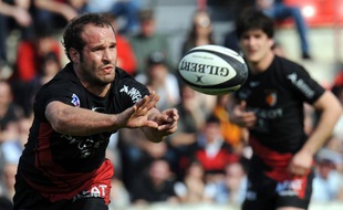 Le rugbyman français Frédéric Michalak (au premier plan), lors d'un match face à Castres, le 14 mars 2009.