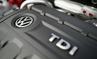Le logo de Volkswagen sur un moteur diesel d'une voiture du constructeur