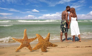 Un couple d'amoureux à la plage.