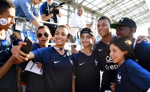 Kylian Mbappé avec des élèves de Bondy, après l'entraînement de l'équipe de France à Istra, le 27 juin 2018.