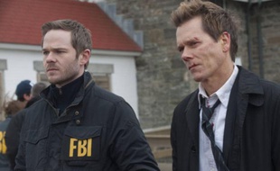 Shawn Ashmore et Kevin Bacon, dans "The Following" (FOX)