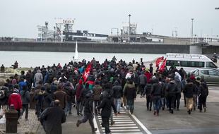 23/01/2016. Calais, France. A group of migrants storm towards the port of Calais in Northern France during a demonstration through the town centre of Calais, on the same day that Leader of the Labour Party JEREMY CORBYN visited the migrant camp known as the 'Jungle' . Photo credit: Ben Cawthra *** Please Use Credit from Credit Field ***/sipausa.sipausa_16814978/*** UK Out ***/1601241700