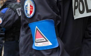 Un policier à l'Ecole Lucien de Hirch, Paris 19eme, en décembre 2016.