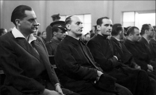Photo prise le 10 mars 1946 lors de son procès à Zagreb du cardinal croate Alojzije Stepinac (2e à g.)