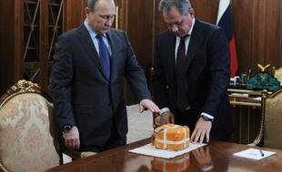 Le président Vladimir Poutine et le ministre russe de la Défense Sergei Shoigu examine la boîte noire du bombardier SU-24 abattu par la Turquie, le 8 décembre près de Moscou dans la résidence Novo-Ogaryovo