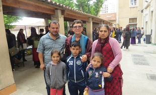 La famille avec la directrice de l'école