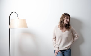 la scenariste Fanny Herrero, creatrice de la serie TV diffusee sur France 2 «Dix pour cent», chez elle a Paris