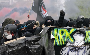 Des individus cagoulés lors de la manifestation du 1er-Mai à Paris, en 2018.