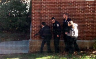 Des policiers sur le campus de l'université de l'Etat du Connecticut, le 4 novembre.