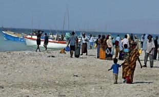 Des migrants illégaux s'apprêtent à embarquer pour le Yémen, à Shinbivale Beach, en Somalie, en 2007