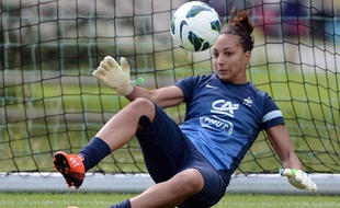 Sarah Bouhaddi, ici lors d'un rassemblement avec l'équipe de France de football, en juin 2013.