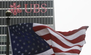 Un logo de la banque suisse UBS sur un immeuble à New York.