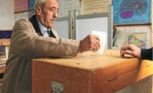 Un Egyptien vote hier au Caire.